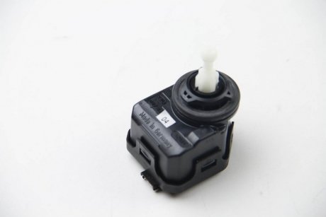 Фото регулировка фары HELLA 6NM007878041 Регулировка фары HELLA 6NM007878041