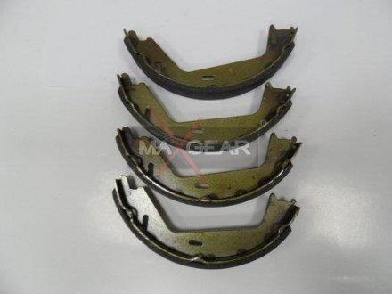 Тормозные колодки ручного тормоза MAXGEAR 190324