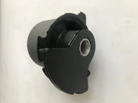 Подушка підрамника заднього, передня ліва Mopar 4895391AD